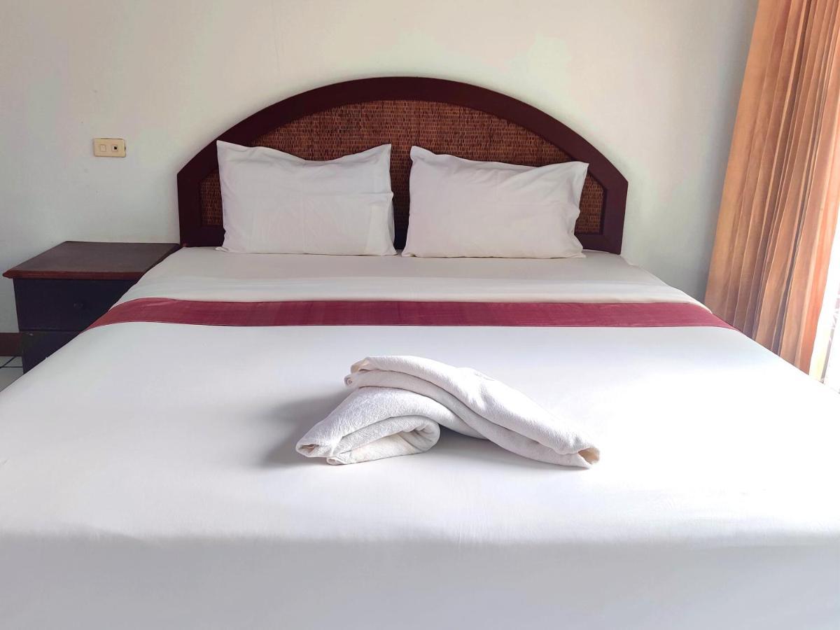 Thong Paeka Hotel Prasat Exterior foto