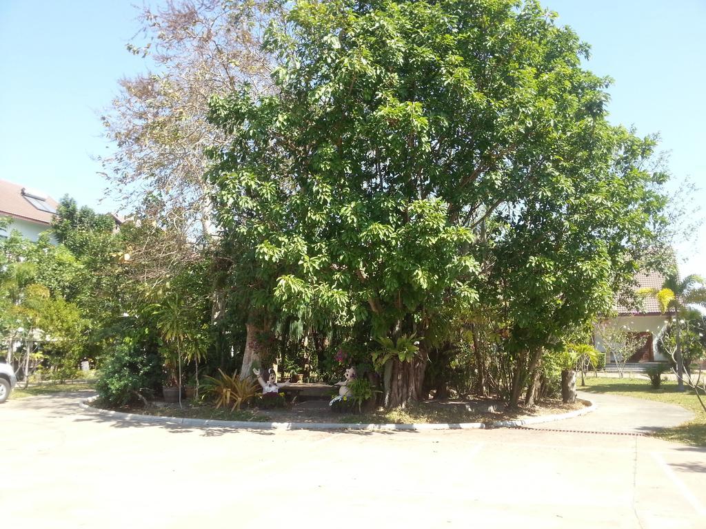 Thong Paeka Hotel Prasat Exterior foto