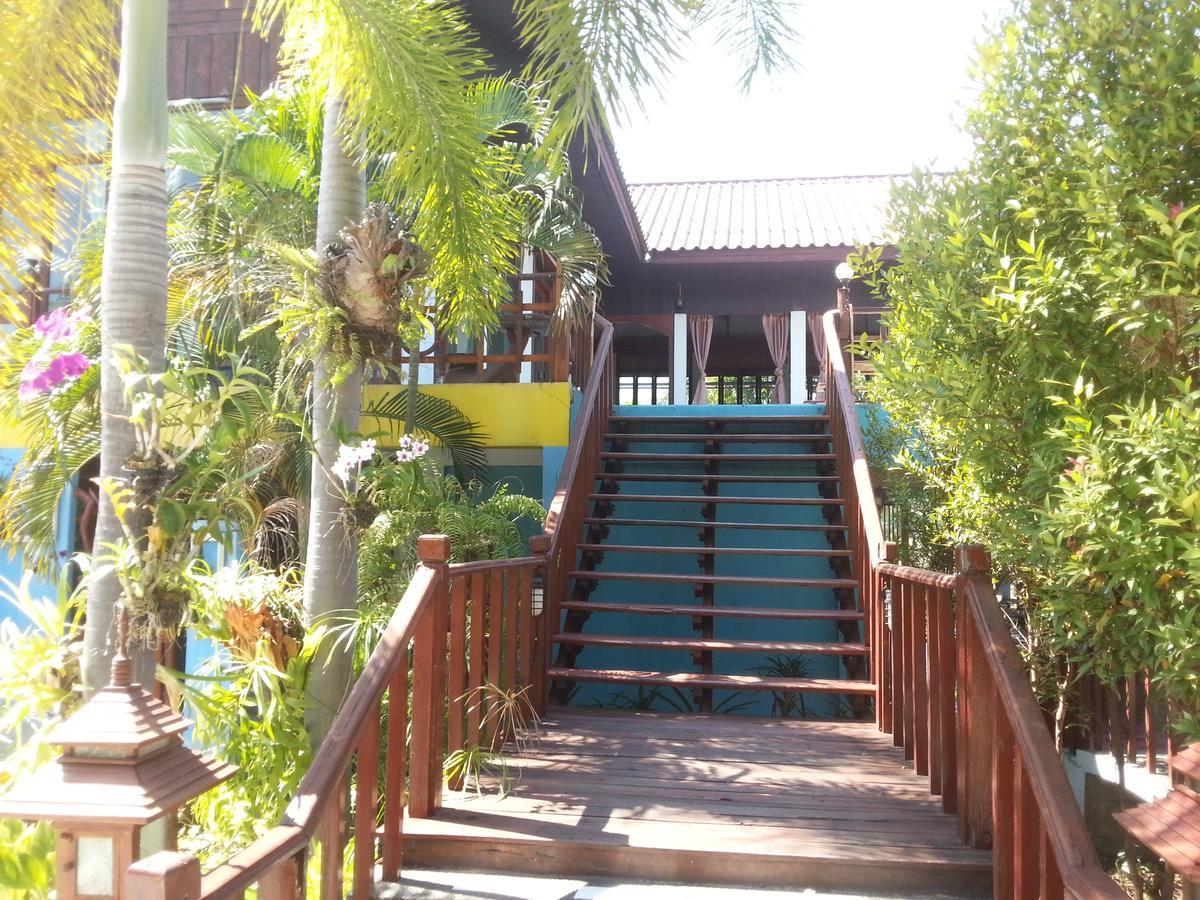 Thong Paeka Hotel Prasat Exterior foto
