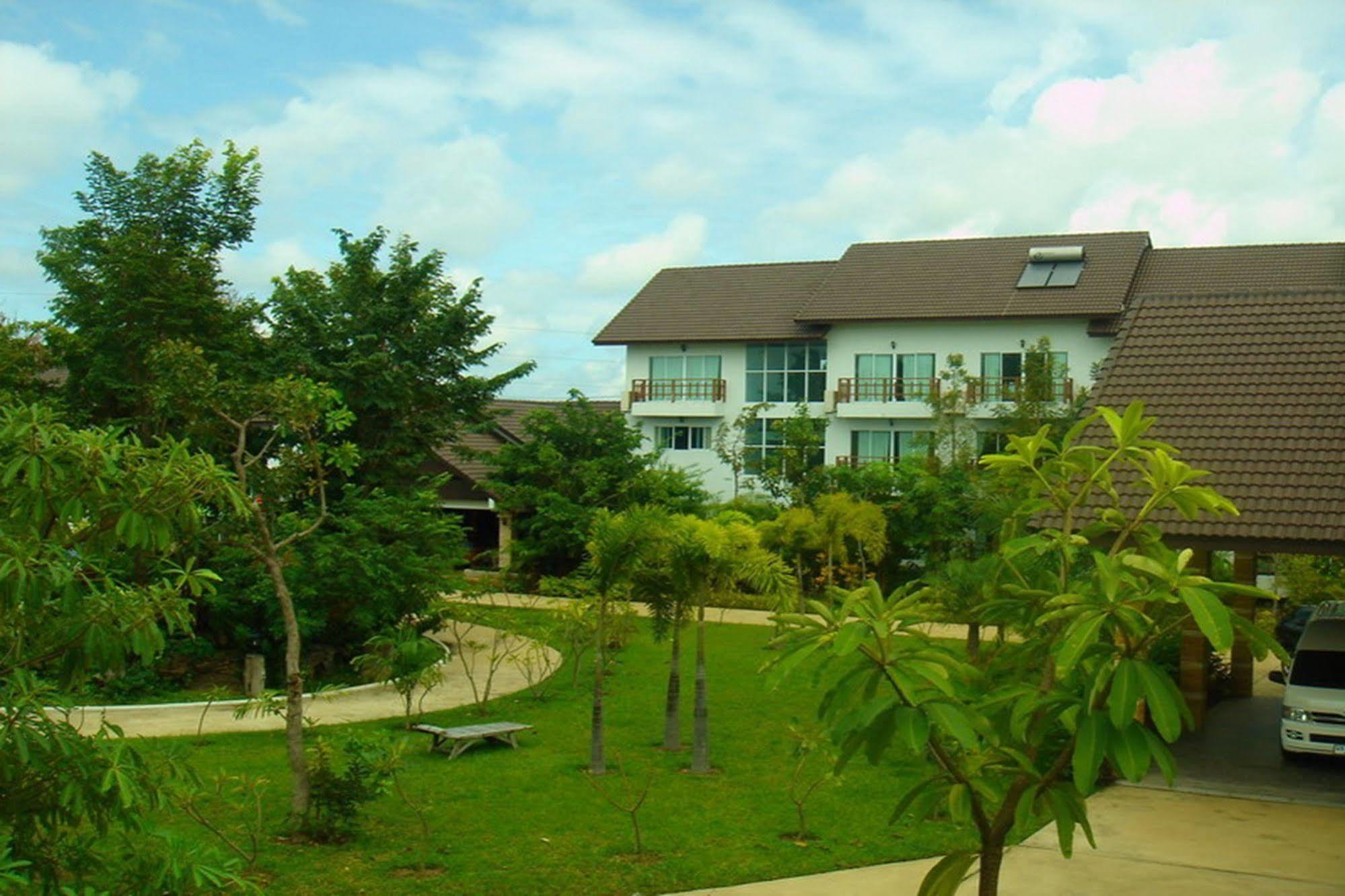 Thong Paeka Hotel Prasat Exterior foto